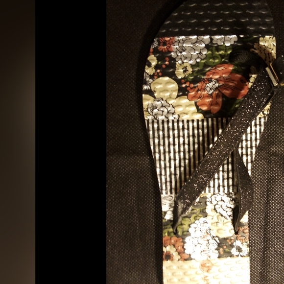 Lindsay Phillips -Floral Design Sandals W/Gold Bow Button Katie #520201, Size 7 - Picture 6 of 11